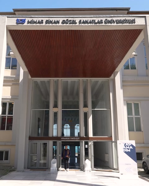 Mimar Sinan Güzel Sanatlar Üniversitesi ana bina girişi