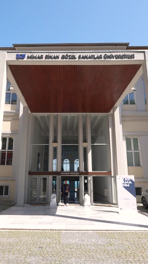 Mimar Sinan Güzel Sanatlar Üniversitesi giriş cephesi dışarıdan görülüyor