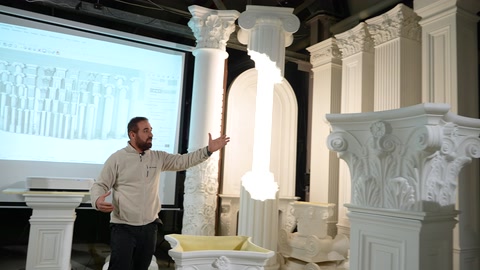 Sunucu, sergilenen tam boy sütun modellerinin yanında detayları anlatıyor.