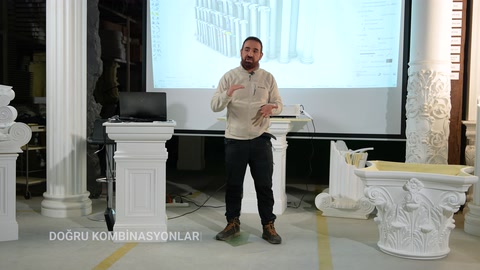 Sütun kaideleri ve dekoratif başlıklar sunucunun çevresinde sergileniyor.
