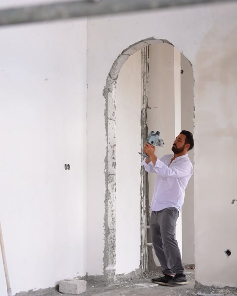 İç mekânda kemerli geçiş çevresine dekoratif uygulama yapılıyor