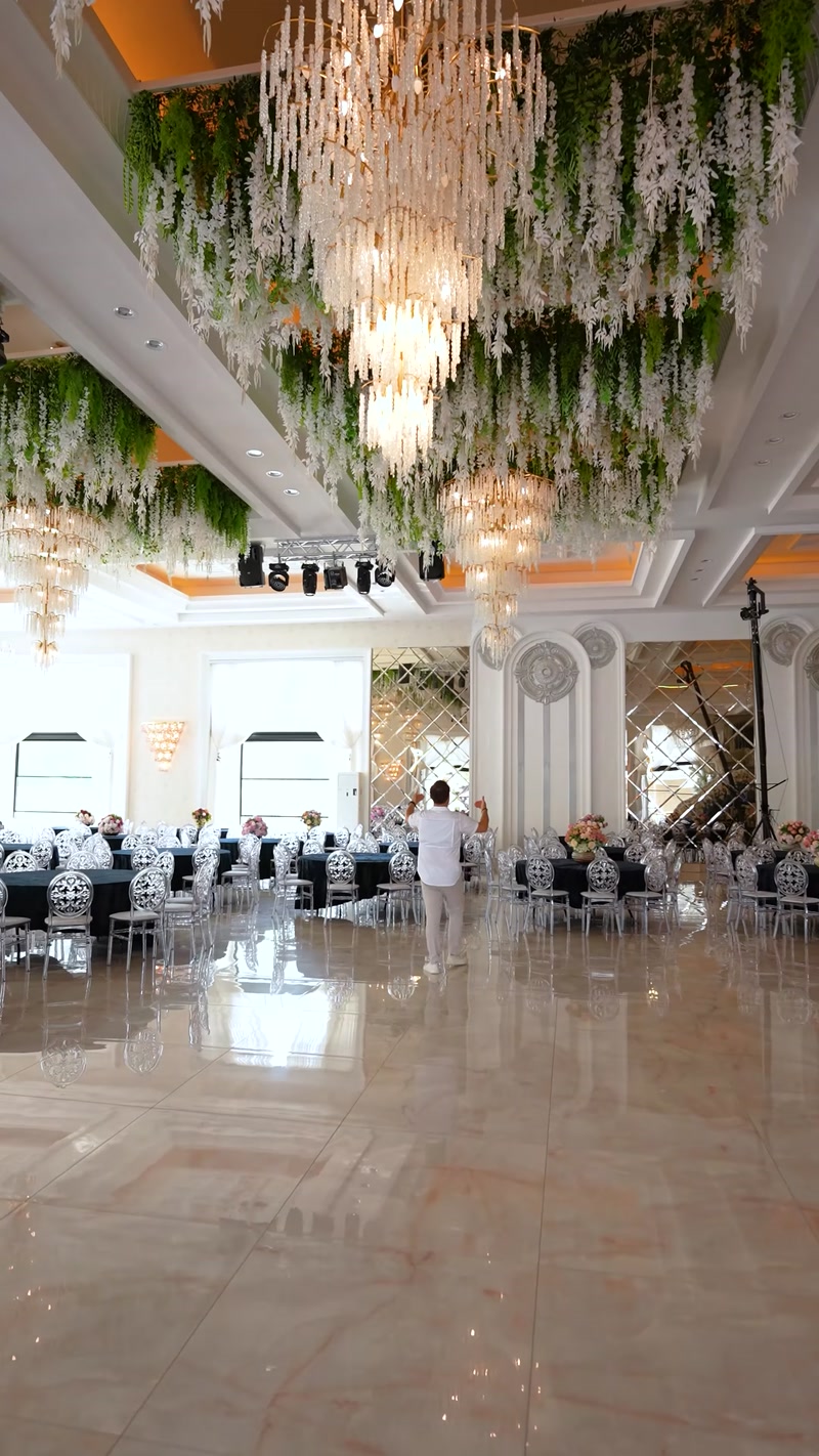 Sütunlar ve tavan süslemeleriyle tamamlanmış geniş davet salonu
