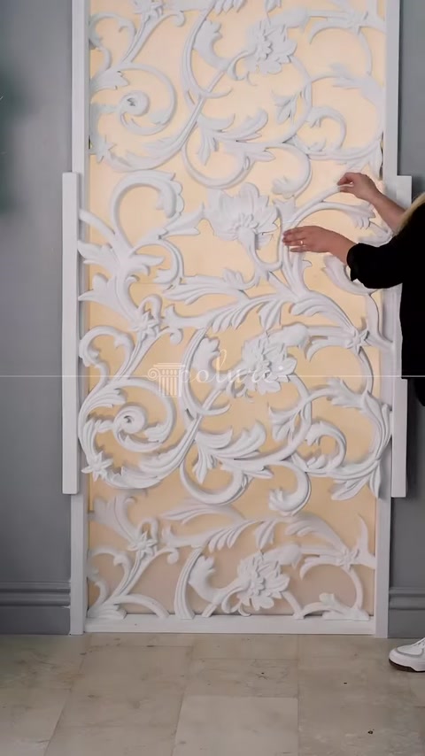 Sarmaşık ve çiçek motifli beyaz dekupe panelin uygulama detayı