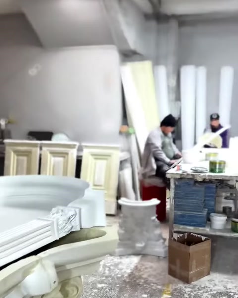 Sütun başlıkları ve gövdeleriyle dolu üretim atölyesinin genel görünümü