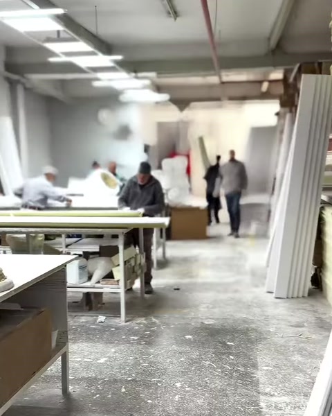 Yivli sütun gövdeleri ve çalışma masalarının bulunduğu atölye koridoru