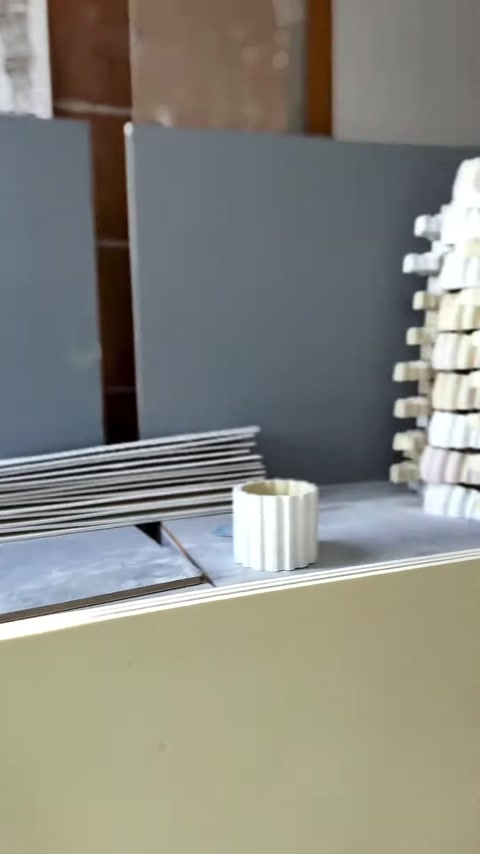 Üretim tezgâhında çok sayıda küçük dekoratif parça üst üste dizilmiş.