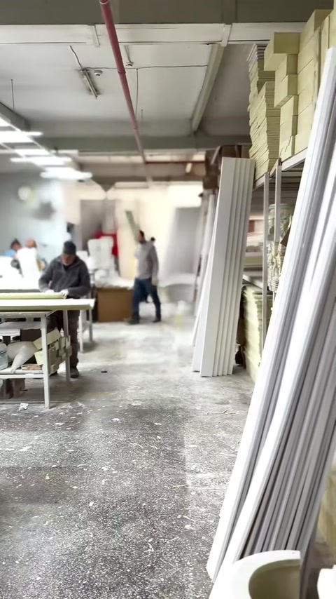 Uzun yivli sütun gövdeleri üretim alanında dik biçimde istiflenmiş.