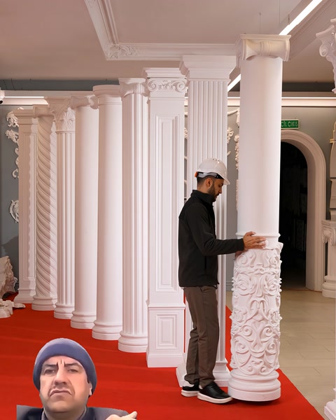 Oyma desenli sütun, sade ve yivli modellerin önünde sergileniyor.