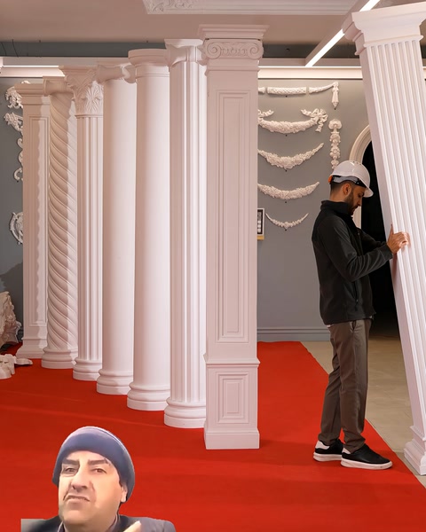 Kare tabanlı pilaster sergi alanında dik konuma getiriliyor.