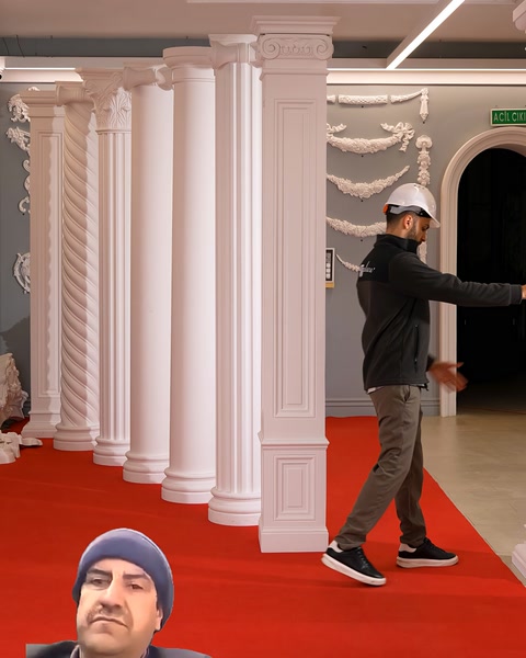 Yivli pilaster, diğer klasik sütunların yanına dikkatle konumlandırılıyor.