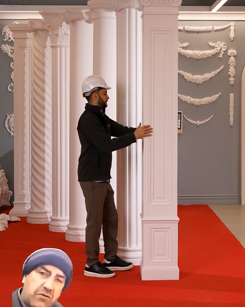 Usta, kare pilasterin geniş gövde ve kaide oranlarını gösteriyor.