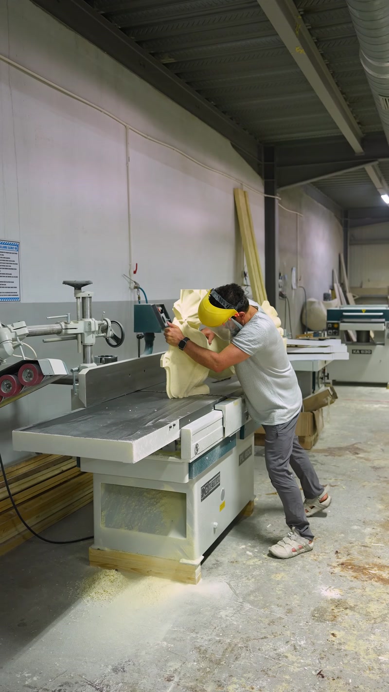 CNC tezgâhında gelinlik figürünün ayrıntıları hassas biçimde işleniyor.
