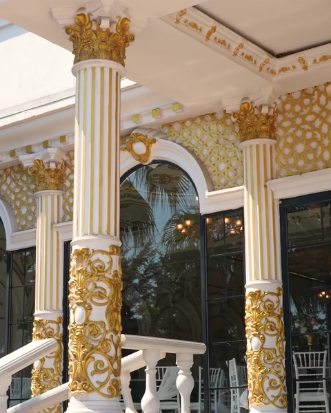 Sütun ve pilaster yakın çekim, dış mekan altın süsleme detayı