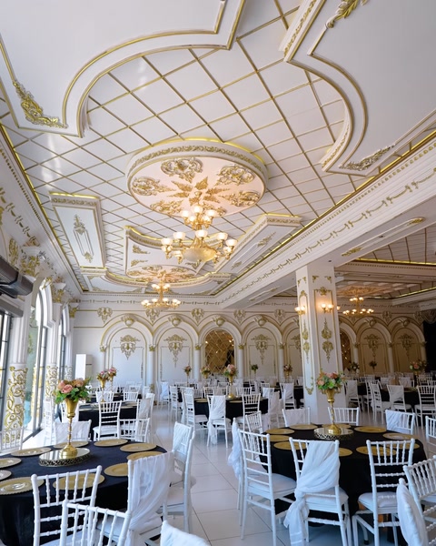 Salon genel görünümü, tavan göbek deseni ve avizeler