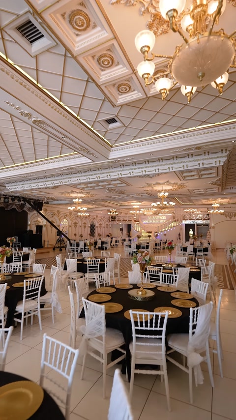 Kartonpiyer ve tavan çıtalarıyla çevrelenmiş geniş davet salonu