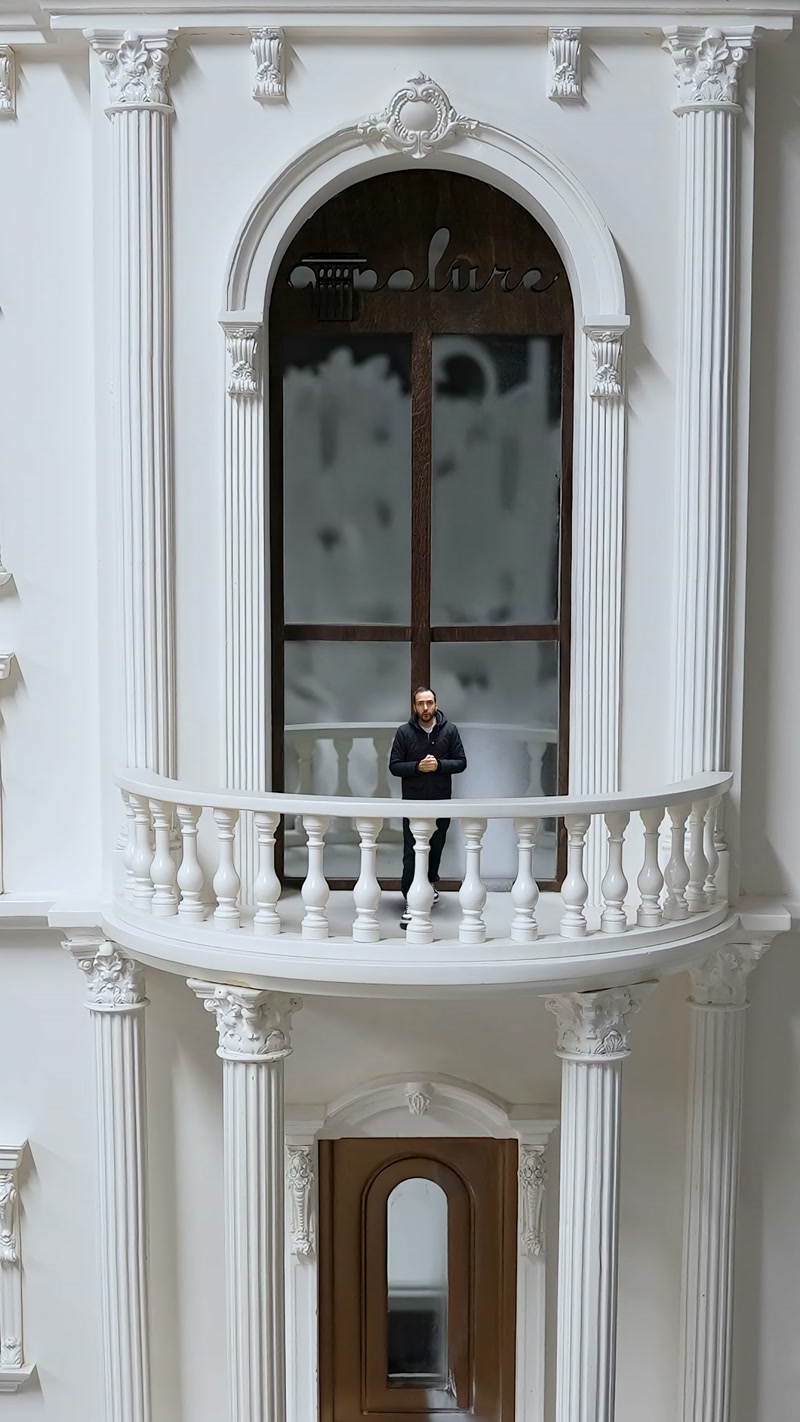 Kavisli balkon, korkuluk ve sütunlarla hazırlanan cephe maketi görülüyor