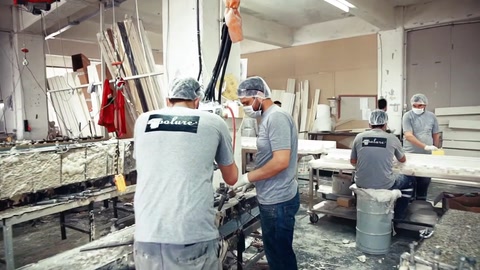 Üretim alanında çalışanlar dekoratif ürünleri düzenliyor.