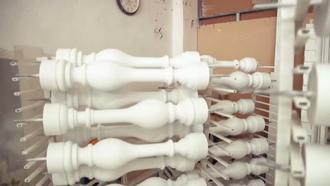 Rafta sıralanan dekoratif sütun parçaları yakından görülüyor.