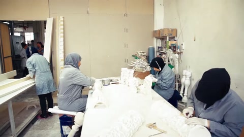 Ekip, dekoratif parçaları çalışma masasında birlikte hazırlıyor.