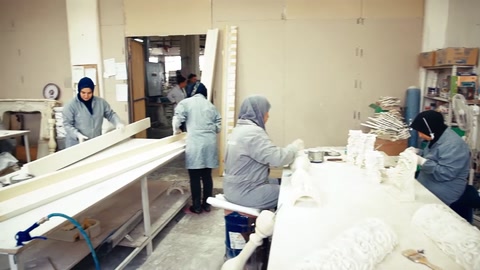 Atölyede beyaz dekoratif ürünlerin yüzey işlemleri sürüyor.