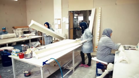 Uzun profiller çalışma masasında işlenmeye devam ediyor.