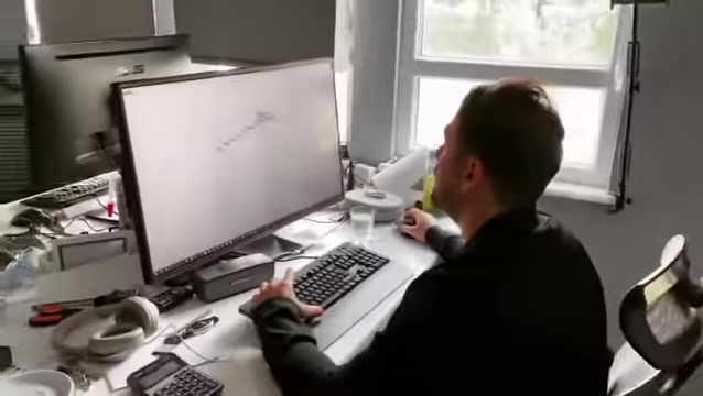 Tasarımcı bilgisayarda pencere söve modelini dijital olarak hazırlıyor.