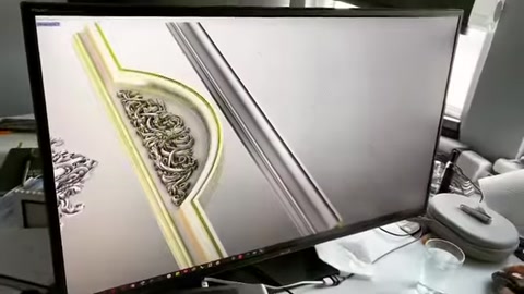 Kavisli söve profilinin dijital tasarım detayları ekranda inceleniyor.