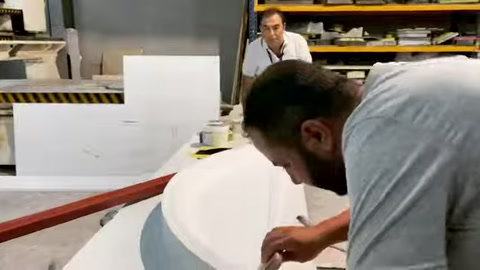 Usta, kavisli dış cephe sövesinin birleşim yüzeyini el işçiligiyle düzeltiyor.