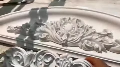 Oyma görünümlü dekoratif motifin yüzey detayları yakından görülüyor