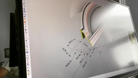 Kavisli söve kesitinin ölçülendirilmiş dijital modeli ekranda gösteriliyor