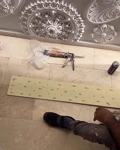 Delikli panel parçası, montaj araçları ve süslü tavan birlikte görülüyor