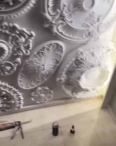 Kabartmalı tavan süslemeleri uygulama alanının genel görünümünü tamamlıyor
