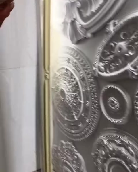 Dekoratif tavan ile duvar kenarındaki aydınlatmalı birleşim görülüyor