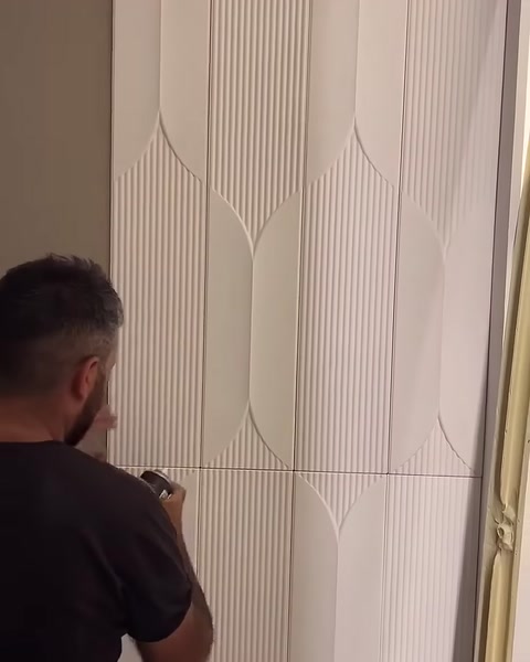 Yan yana yerleştirilen beyaz paneller geometrik kabartma deseni oluşturuyor