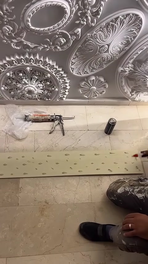 Panel arkasındaki yapıştırıcı dağılımı ve çalışma zemini görülüyor.