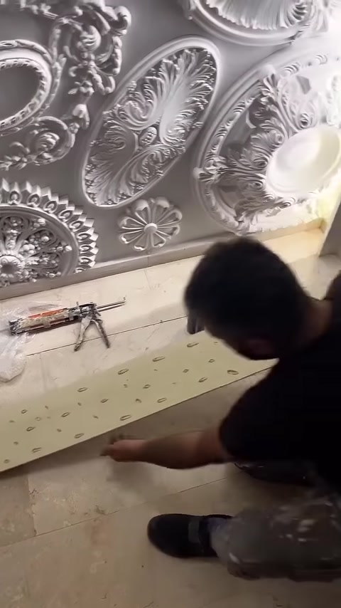 Yapıştırıcı sürülen uzun panel montaj için zeminden kaldırılıyor.