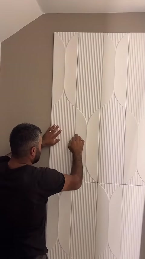 Usta, yan yana gelen panellerin desen birleşimini elle hizalıyor.