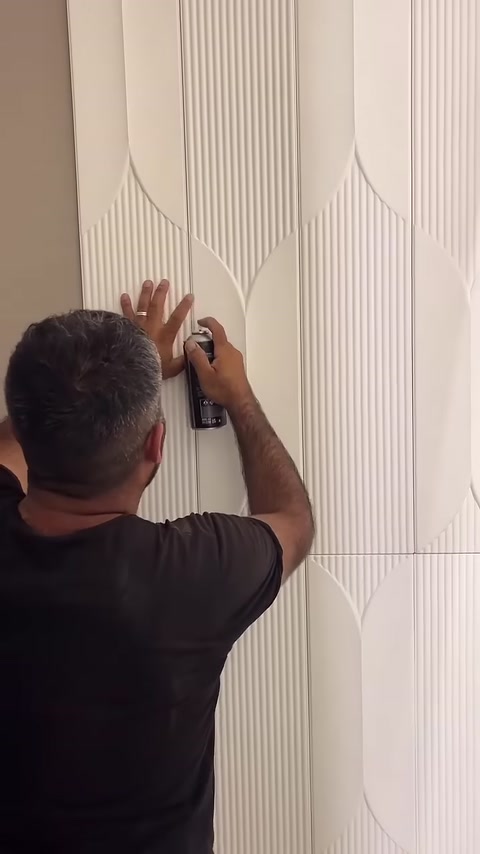 Panel birleşim noktasına hızlı yapıştırıcı dikkatlice uygulanıyor.