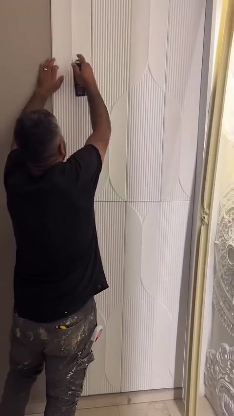 Üst bölümdeki panel kenarı yapıştırıcıyla sabitlenerek yüzeye bastırılıyor.