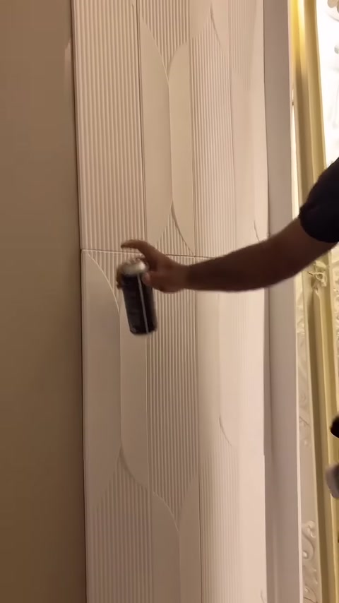 Kabartmalı çizgiler arasındaki birleşime hızlı yapıştırıcı püskürtülüyor.