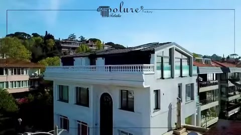 Yandan açılı çekimde cephe boyunca uzanan söve ve korkuluk