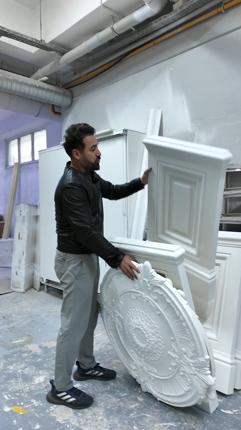 Kabartmalı rölyef ve dikdörtgen dekoratif paneller birlikte sergileniyor