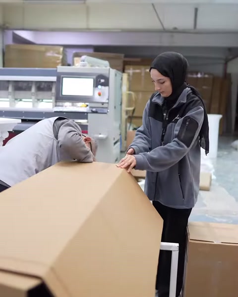 Sütunlar için uzun karton ambalajın kapakları düzenleniyor