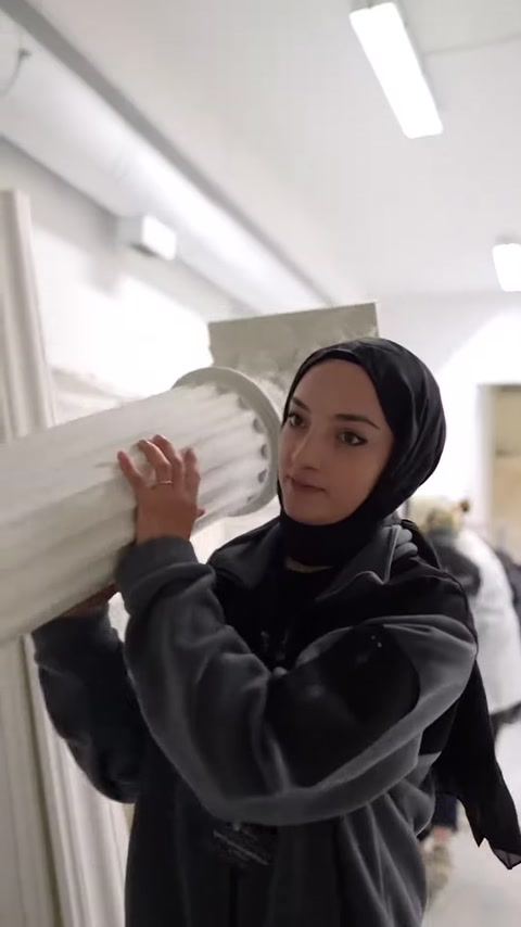 Roma tarzı sütun başlığındaki kabartmalı yaprak motiflerinin yakın detayı