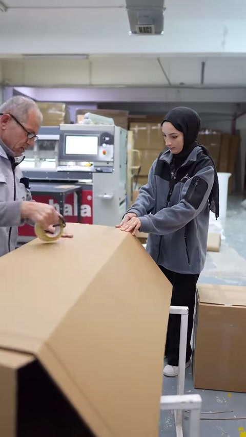 Karton kutunun kapak birleşimleri bantlanarak paketlemeye hazırlanıyor