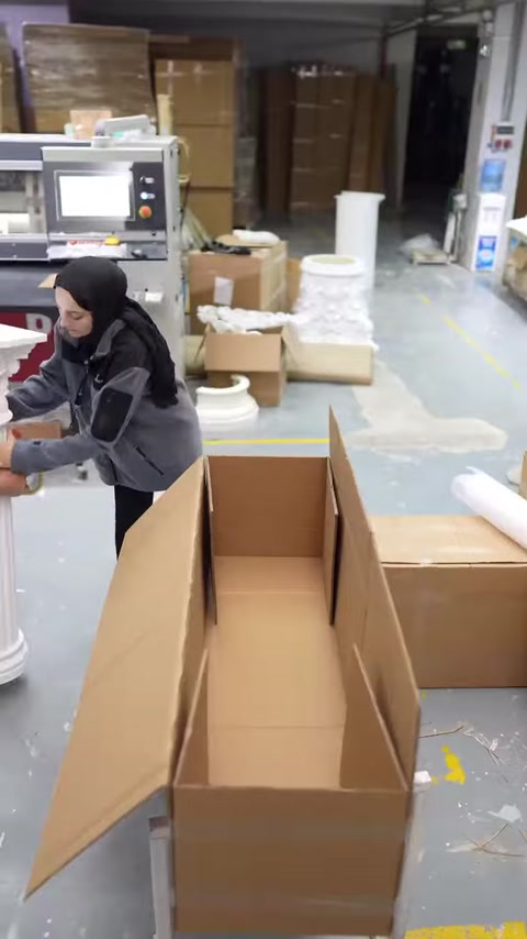 Uzun karton kutunun içi sütun parçaları için düzenleniyor