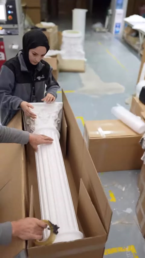 Koruyucuya sarılmış bezemeli sütun parçası karton kutuya yerleştiriliyor