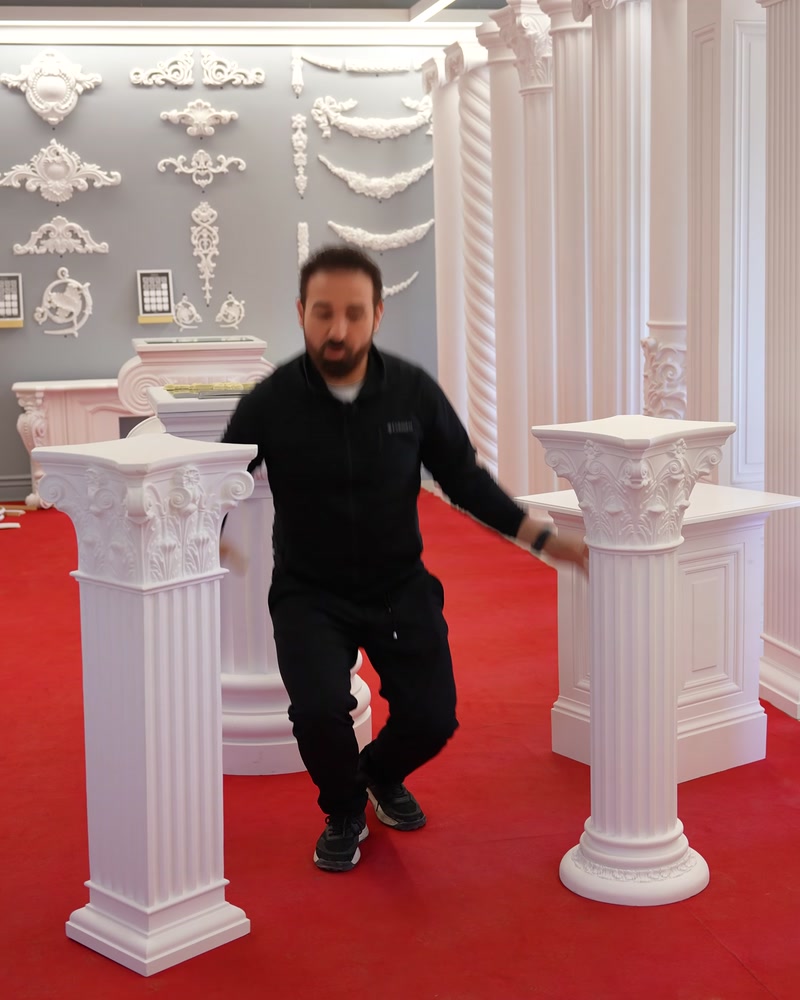 Sergi alaninda dairesel ve karesel poliuretan sutun modelleri yan yana