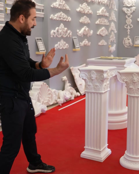 Duvarda kartonpiyer ve bordur desenleriyle kaplanmis sergi alani