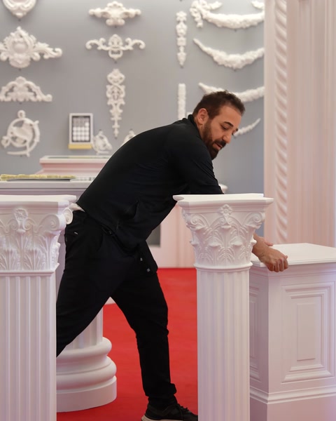 Sunucu sutun kaidesine egilerek yapisal detayi inceliyor